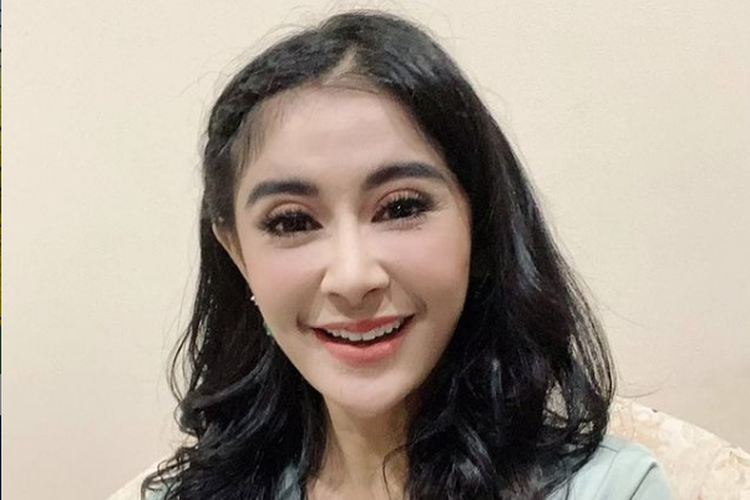 Penyanyi dangdut Uut Permatasari