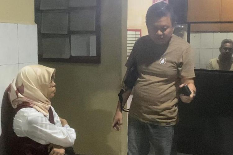 Wanita berinisial R yang diperiksa oleh aparat kepolisian usai dilaporkan oleh Ketua PPP Sulsel, Imam Fauzan Amir Uskara lantaran telah mengambil handphone. Minggu (16/4/2023)