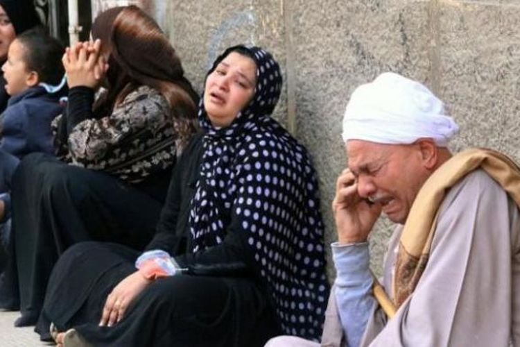 Keluarga para terdakwa anggota Ikhwanul Muslimin, menangis setelah pengadilan di kota Minya, Mesir menjatuhkan vonis hukuman mati untuk 529 anggota gerakan itu.