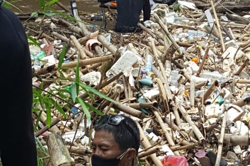 Sampah Bambu Menumpuk di Sungai Cikeas, Dikhawatirkan Sebabkan Banjir