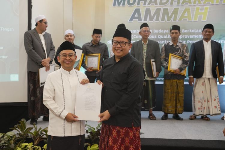 Penyerahan SK dan sertifikat hasil evaluasi pesantren dilakukan dalam forum Muhadharah ?Ammah bertema ?Membangun Budaya Mutu Berkelanjutan (Continuous Quality Improvement) pada Satuan Pendidikan Pesantren Jalur Pendidikan Formal? pada Selasa, 9 Desember 2025.