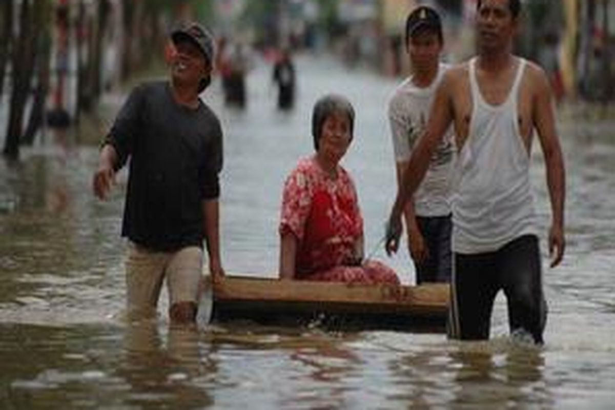 Banjir masih menggenangi Jalan Jenderal Ahmad Yani, Samarinda, Kalimantan Timur, Sabtu (29/11). Banjir sejak Senin (24/11) itu akibat hujan dan meluapnya Sungai Karangmumus. Kondisi itu terkait dengan penambangan dan kritisnya hulu daerah aliran sungai atau DAS Karangmumus. 