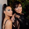 Kim Kardashian Kembalikan Tren Eyeshadow Biru