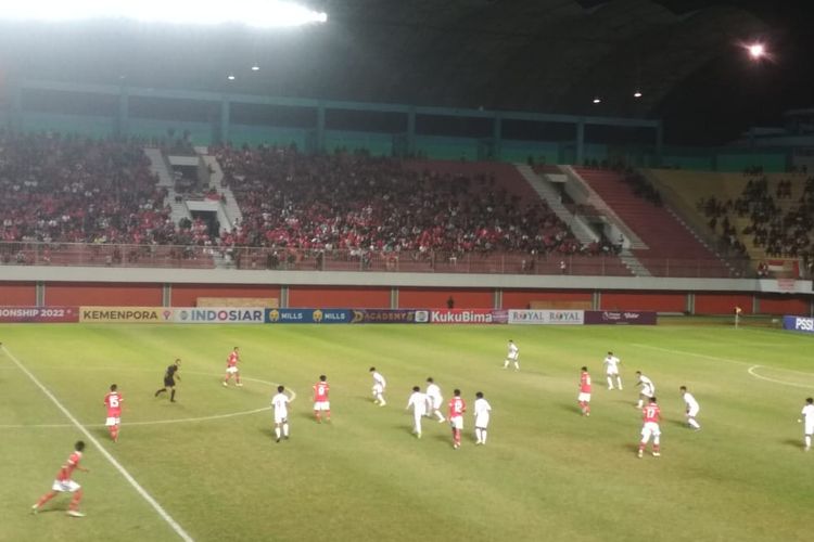 Suasana pertandingan Indonesia vs Myanmar dalam semifinal Piala AFF U16 2022 di Stadion Maguwoharjo, Rabu (10/8/2022) malam WIB.