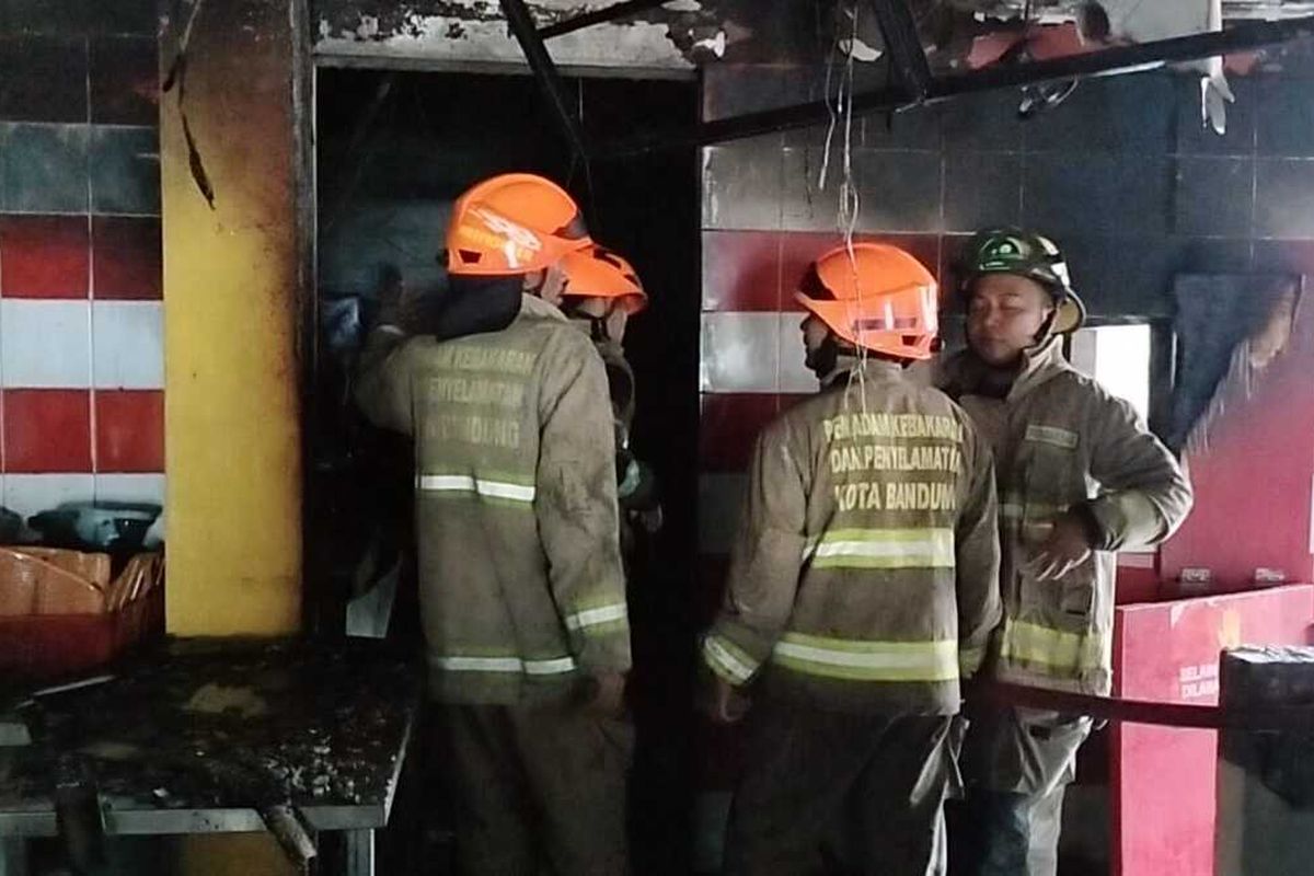 Petugas dari Diskar PB Kota Bandung saat memadamkan kebakaran yang melanda Rumah Makan Bebek Carok di Jalan Dago, Kelurahan Lebak Siliwangi, Kecamatan Coblong, Kota Bandung, Jawa Barat, Minggu (15/12/2024) pagi.