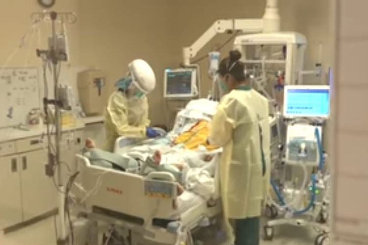 Pasien Covid-19 di rumah sakit di AS  di tengah lonjakan kasus. [SS/YOUTUBE/CBS EVENING NEWS]