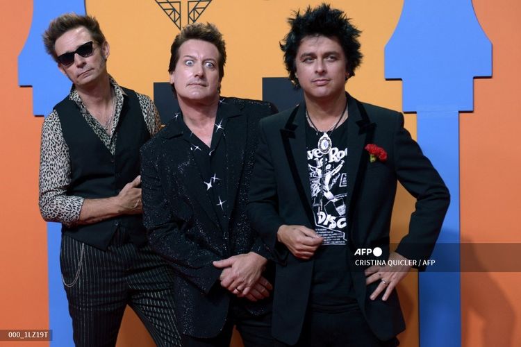 Personel band Green Day, (dari kiri) Mike Dirnt, Tre Cool, dan Billie Joe Armstrong berpose di karpet merah saat menghadiri MTV Europe Music Awards yang digelar di FIBES Conference and Exhibition Centre di Seville, Spanyol, pada 3 November 2019.