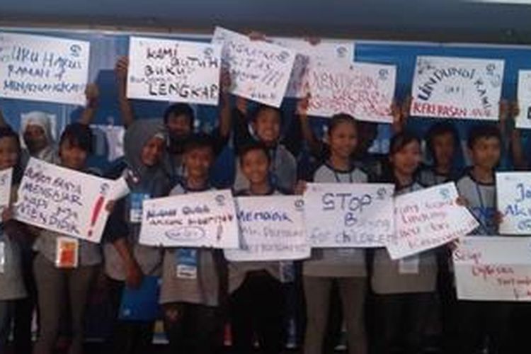 19 perwakilan anak menyuarakan Petisi Anak Indonesia dalam peringatan HUT Plan International ke-75 di Semarang, Jawa Tengah, Sabtu (24/3/2012).