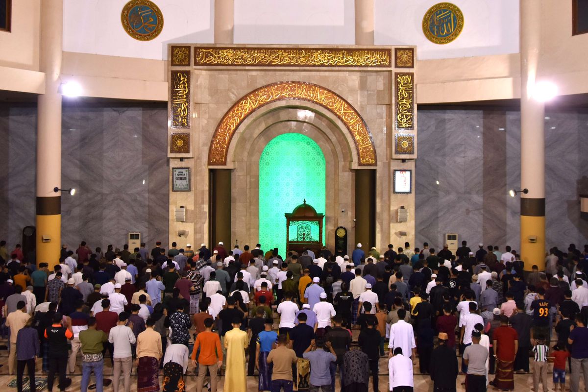 Masjid Raya Bandung tengah menggelar Shalat Terawih pertama memasuki Bulan Ramadhan 1443 Hijriah atau Tahun 2022, Sabtu (02/4/2022). Shalat terawih ini merupakan yang pertama setelah dua tahun ditiadakan karena pandemi covid -19.