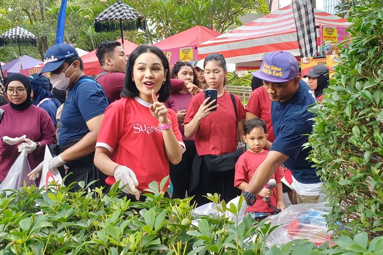 Andien Aisyah sedang memunguti sampah di car free day Sudirman, Minggu (2/11/2025).