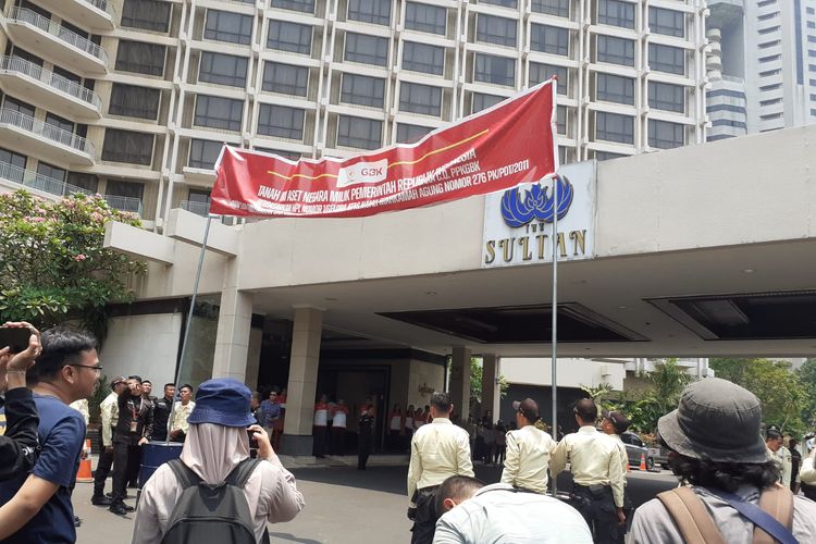 Pemasangan spanduk Aset Negara oleh PPKGBK di depan Hotel Sultan, Rabu (4/10/2023) siang hari.