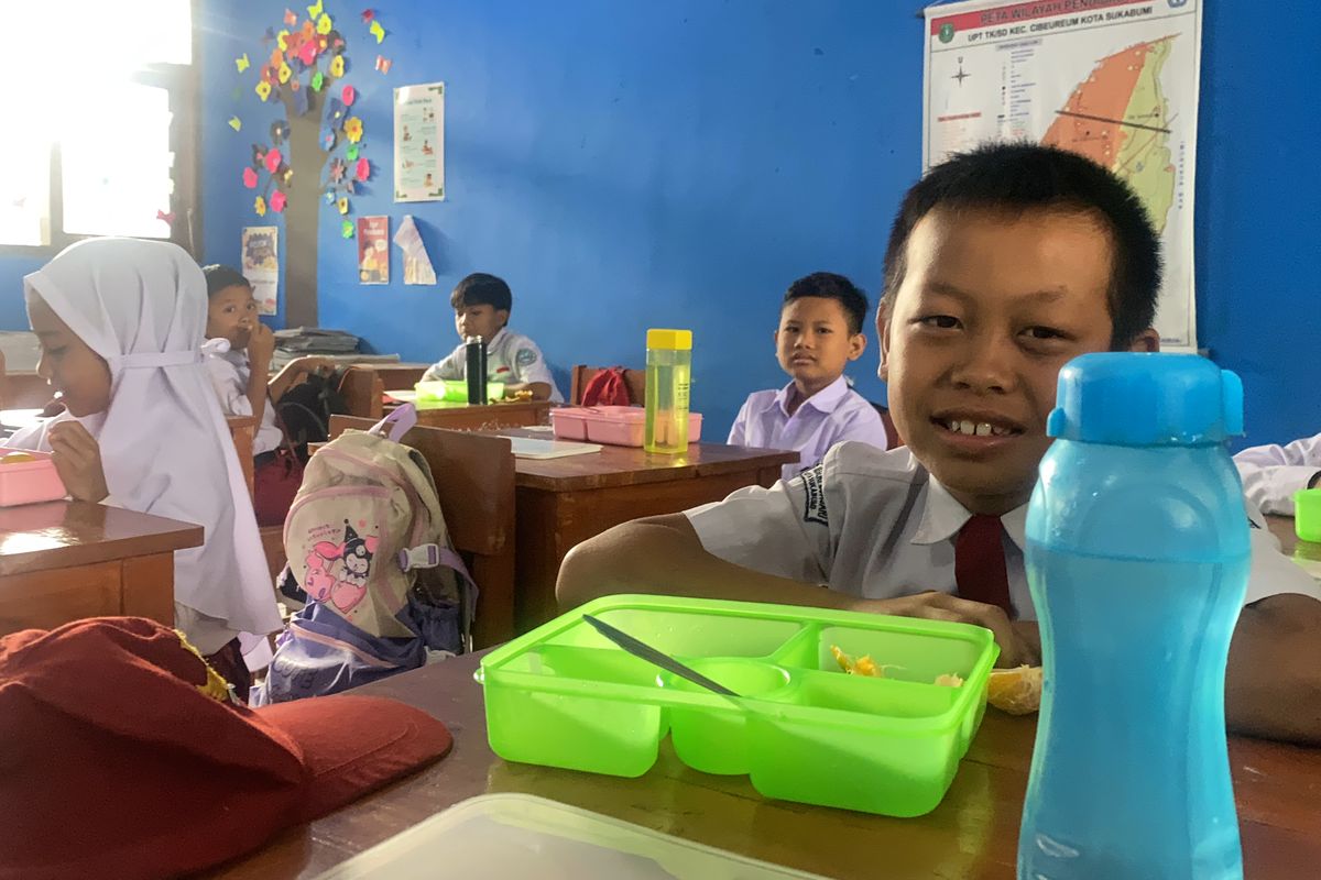 Raka, salah seorang siswa kelas 3 di SDN Loasari Kecamatan Cibereum Kita Sukabumi saat sedang santap MBG yang digagas oleh Prabowo, Senin (6/1/2025).