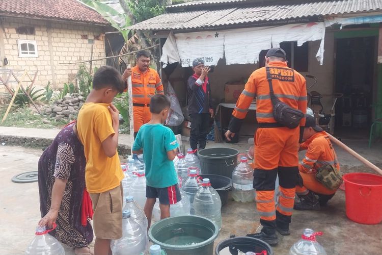 Warga Bogor Dilanda Kekeringan, Terpaksa Mandi dan Nyuci Pakai Air Sungai