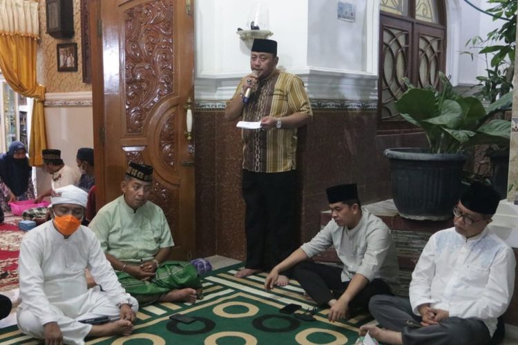 Wali Kota Tegal Dedy Yon memberikan sambutan sebelum acara doa bersama di kediaman almarhum Sekda Johardi di Kelurahan Tegalsari, Tegal Barat, Selasa (19/7/2022) malam. (Dok. Humas Pemkot Tegal)