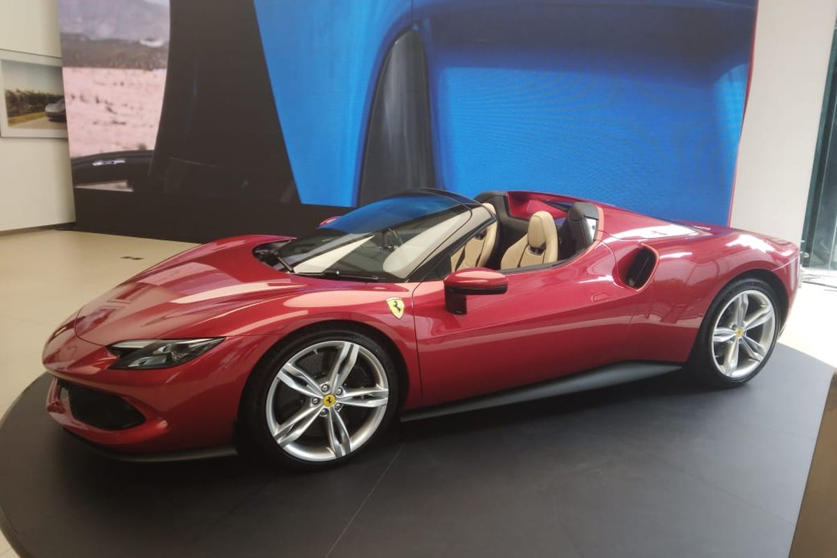 Ferrari 296 GTS resmi meluncur di Indonesia. Supercar berjantung hibrida tersebut merupakan mobil versi atap terbuka dari Ferrari 296 GTB yang sudah meluncur pada Juli 2022.