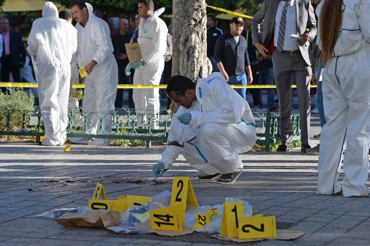 Ahli forensik dari kepolisian Tunisia memeriksa lokasi terjadinya bom bunuh diri di kota Tunis, Senin (29/10/2018). 