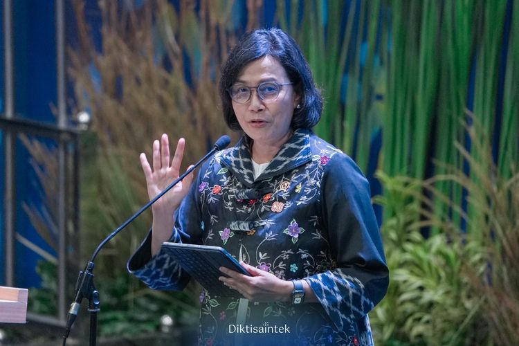 Menteri Keuangan Sri Mulyani dalam acara Konvensi Sains, Teknologi, dan Industri Indonesia (KSTI) yang digelar di Sasana Budaya Ganesha (Sabuga) Institut Teknologi Bandung (ITB), Jalan Tamansari, Kota Bandung, Jawa Barat, Kamis (7/8/2025).