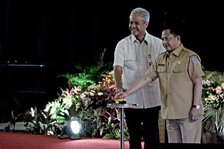 Gubernur Jawa Tengah Ganjar Pranowo dan Menteri Dalam Negeri, Tito Karnavian saat mengumpulkan sebanyak 1.000 lebih kepala desa dan camat Se-Jawa Tengah terkait pengawasan dan pengelolaan dana desa dalam rapat kerja  Percepatan Penyaluran Dan Pemanfaatan Dana Desa Dalam Menopang Ketahanan Sosial Ekonomi Masyarakat tahun 2020 di Holy Stadium Marina, Semarang, Jawa Tengah, Selasa (18/02/20). 