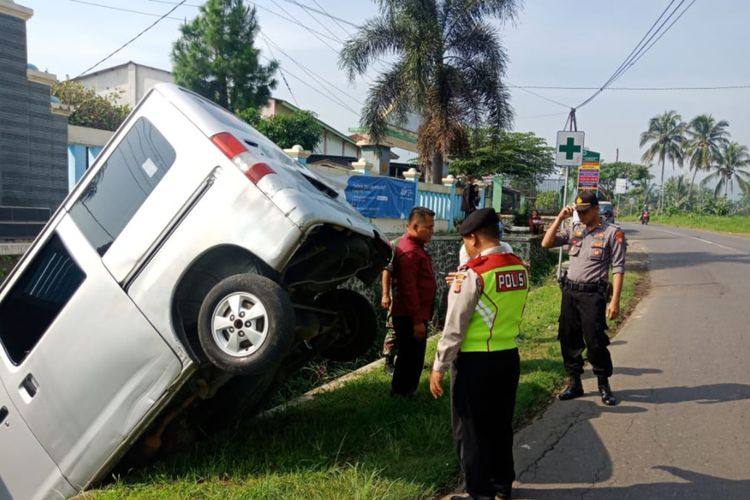 Mobil Grandmax nyelonong sendiri masuk parit saat sopir meninggalkannya di pinggir Jalan Umar Wirahadikusumah, Ganeas, Sumedang, Selasa (3/3/2020) pagi sekitar pukul 08.15 WIB. Dok. Polres Sumedang