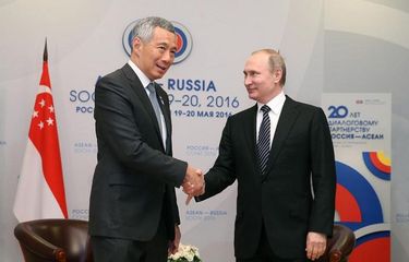 Perdana Menteri Singapura Lee Hsien Loong (kiri) dan Presiden Rusia Vladimir Putin (kanan).