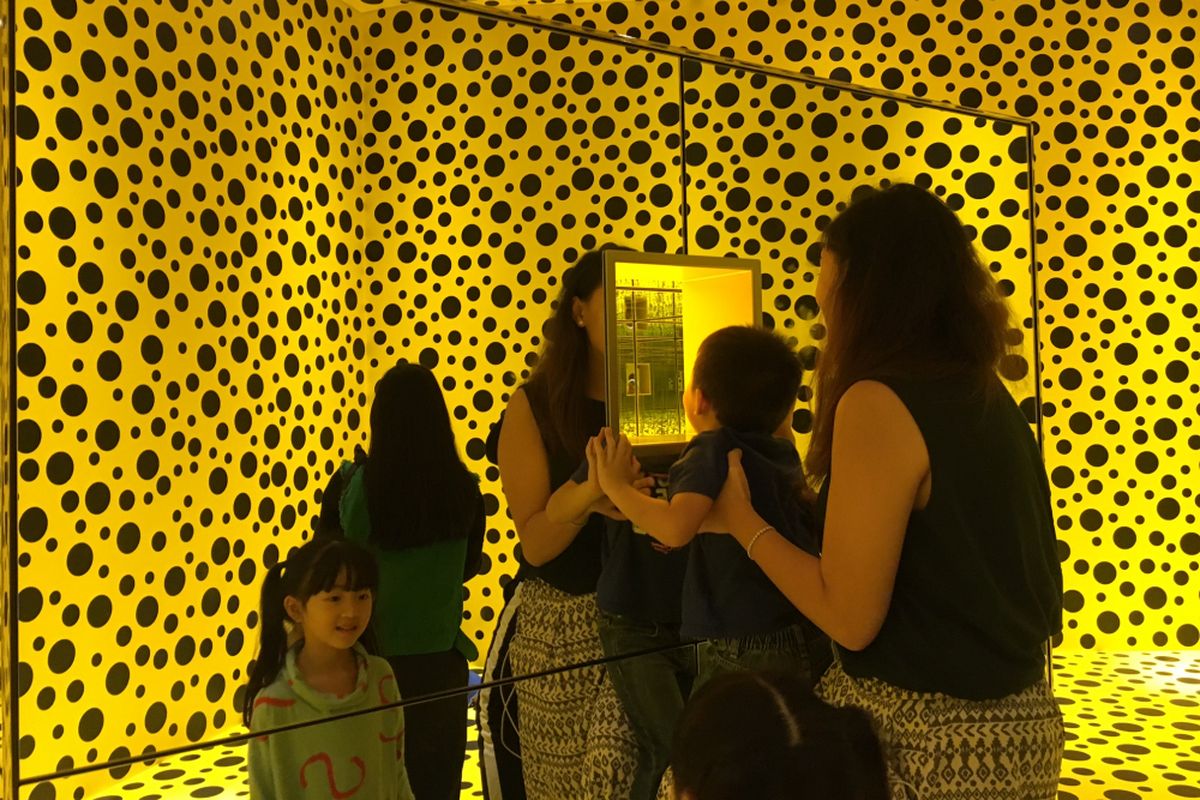 The Spirits of The Pumpkins Descended Into The Heaven dalam pameran seni Yayoi Kusama: Life Is The Heart of A Rainbow pada 12 Mei-9 September 2018 di Museum MACAN, Jakarta, Rabu (9/5/2018). 