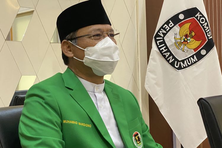 Plt Ketua Umum PPP Muhammad Mardiono saat menyerahkan SK Kemenkumham di KPU RI, Jakarta, Senin (12/9/2022).