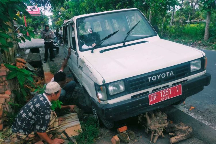 TKP Mobil Dinas Pemda Lombok Tengah Terguling