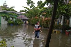 Pilgub Riau, Warga Arungi Banjir Untuk Mencoblos di TPS