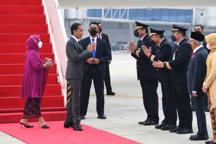 di Presiden Joko Widodo dan Ibu Negara Iriana Joko Widodo tiba di Bandara Internasional Soekarno-Hatta, Tangerang, Banten pada Sabtu (2/7/2022).