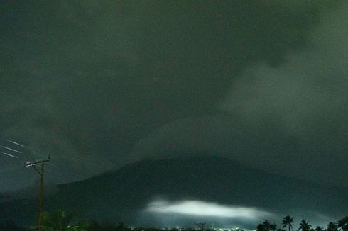 Gunung Lewotobi Alami Erupsi Malam Ini, Warga Diimbau Kenakan Masker