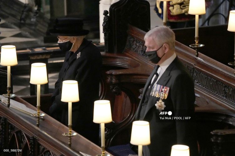 Ratu Inggris Elizabeth II bersama putranya, Pangeran Andrew, saat hadir dalam upacara pemakaman Pangeran Philip, Duke of Edinburgh, di dalam Kapel St George, Kastil Windsor, pada 17 April 2021.