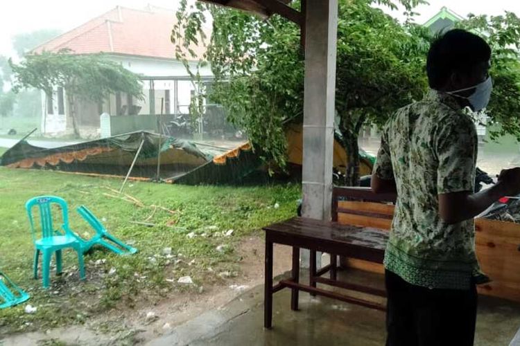 Sebuah tenda yang digunakan untuk Tempat Pemungutan Suara (TPS) Pilkada Kabupaten Sumenep di Desa Padengdengan, Katan Pasongsongan ambruk setelah diterjang angin kencang, Rabu (9/12/2020).