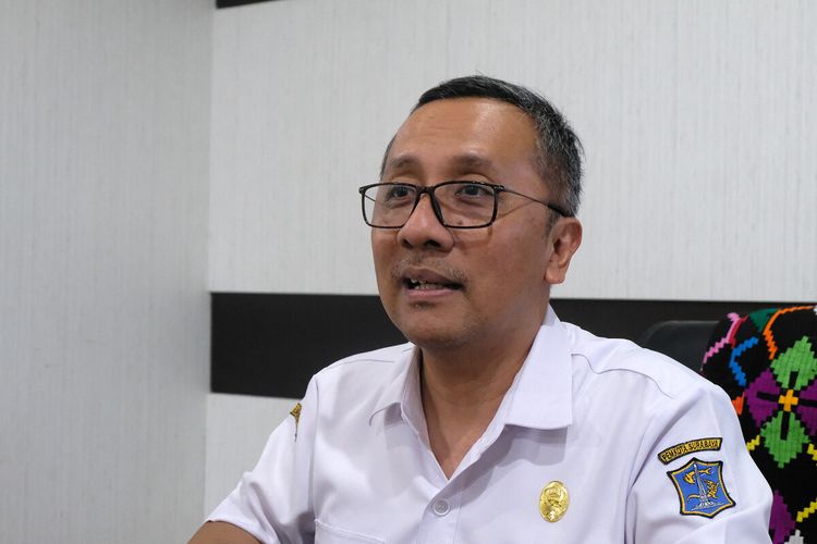 Kepala Dispendukcapil Kota Surabaya Agus Imam Sonhaji