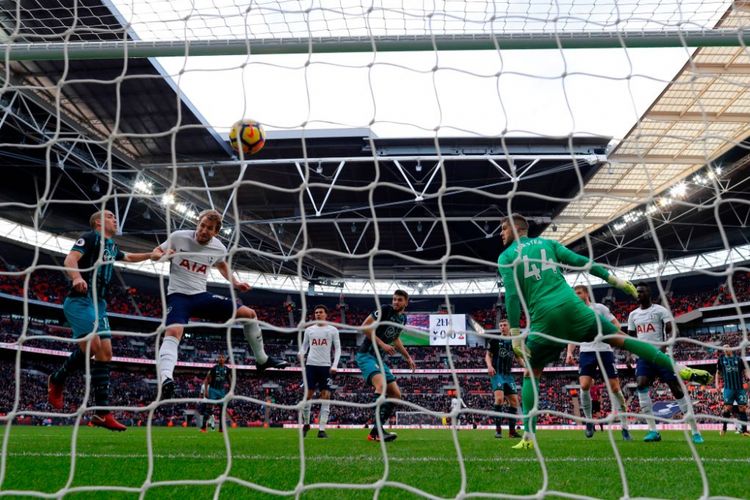 Striker Tottenham Hotspurs Harry Kane saat mencetak gol ke gawang Southampton pada lanjutan laga Liga Inggris, Selasa (26/12/2017).