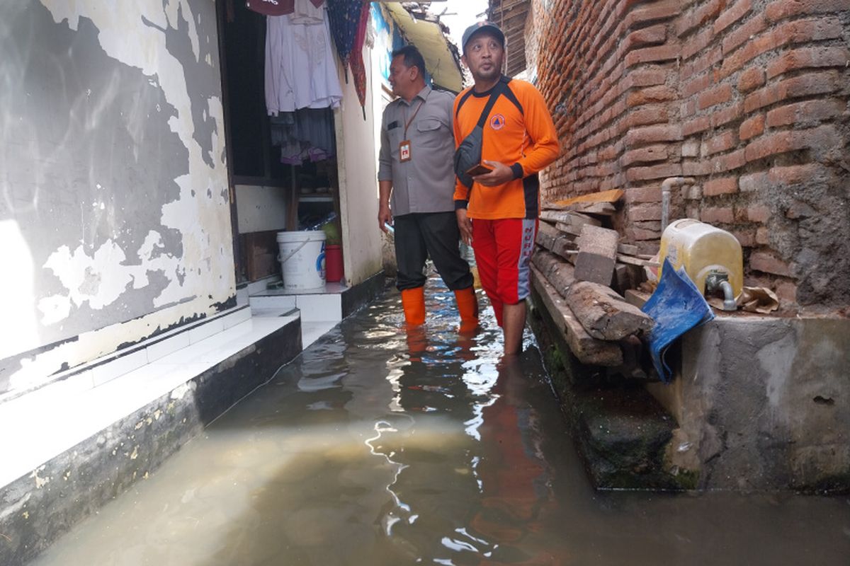 BPBD Banyuwangi meninjau lokasi banjir rob di Kampung Mandar, Selasa (27/5/2025).