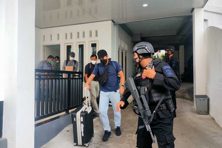 Penyidik KPK keluar dengan koper usai menggeldah rumah pribadi wakil wali kota Ambon, Syarif Hadler di kawasan Galunggunh, Ambon, Kamis (19/5/2022)