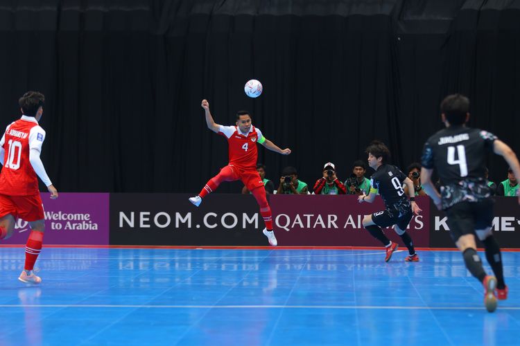 Aksi M. Iqbal (4) dalam laga Grup A Piala Asia Futsal 2026 Timnas Futsal Indonesia vs Korea Selatan di Indonesia Arena, Jakarta, 27 Januari 2026.
