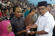 Ridwan Kamil Bagi-bagi Kartu untuk PKL Ber-KTP Bandung