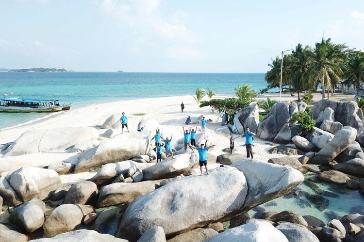 Bebatuan granit di Pulau Lengkuas, Belitung, Kepulauan Bangka Belitung yang menjadi daya tarik wisatawan nasional dan internasional. 