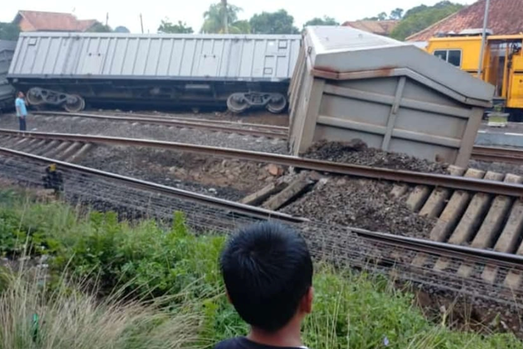 Tangkapan layar video yang menampilkan situasi setelah gerbong kereta api barang mengalami anjlok hingga keluar dari rel di Stasiun Peninjauwan, Sumatera Selatan.