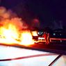 Minibus Berpenumpang Pegawai Pajak Terbakar di Tol Pandaan-Malang