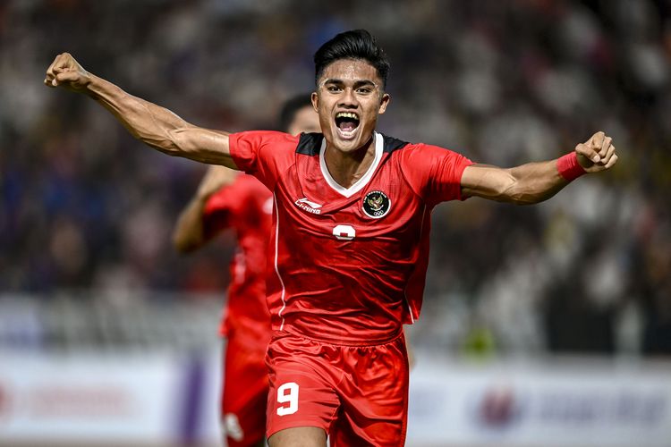 Pesepak bola Timnas Indonesia U-22 Muhammad Ramadhan Sananta melakukan selebrasi usai mencetak gol ke gawang Thailand pada final SEA Games 2023 di National Olympic Stadium, Phnom Penh, Kamboja, Selasa (16/5/2023). ANTARA FOTO/Muhammad Adimaja/rwa.

 