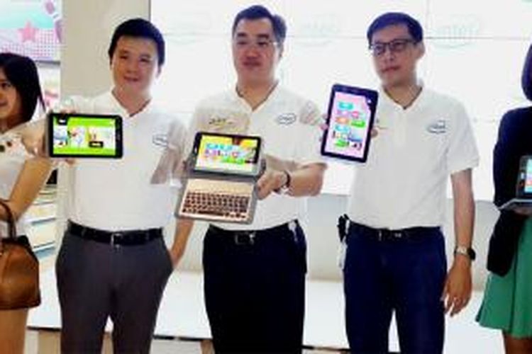 Presiden Direktur Acer Indonesia Jason Lim (tengah) dalam acara peluncuran Iconia W4 di Jakarta, Rabu (22/1/2014).