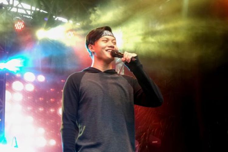 Vokalis Rizky Febian menyanyi di acara 