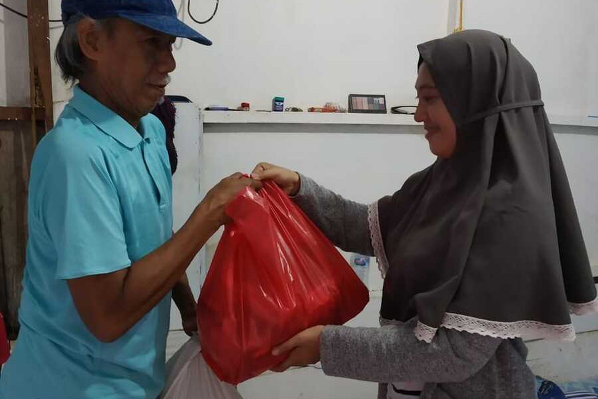 pemberian sembako dan makanan pada pekerjaan Informal yang masih bekerja selama Wabah Covid-19 melanda Jakarta, (2/4/2020)