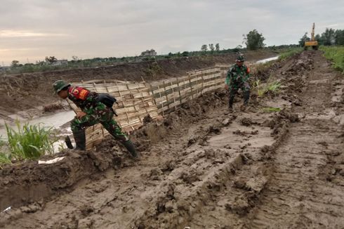 2 Dusun di Gresik Masih Terendam Banjir, Prajurit TNI Bantu Perbaiki Tanggul yang Jebol