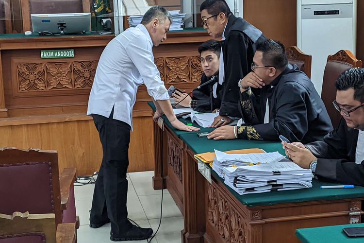 Terdakwa kasus obstruction of justice pembunuhan Brigadir J, Hendra Kurniawan saat berada di ruang sidang utama Pengadilan Negeri Jakarta Selatan, Kamis (24/11/2022).