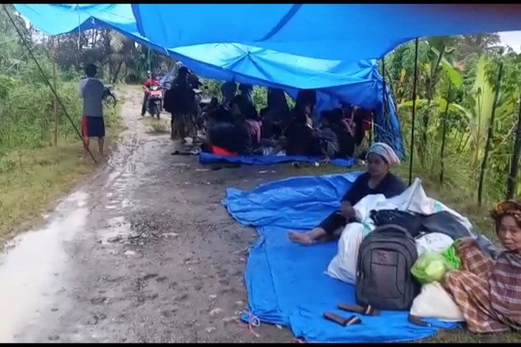 Warga Majene Mengungsi Ke Dataran Tinggi Pasca Gempa