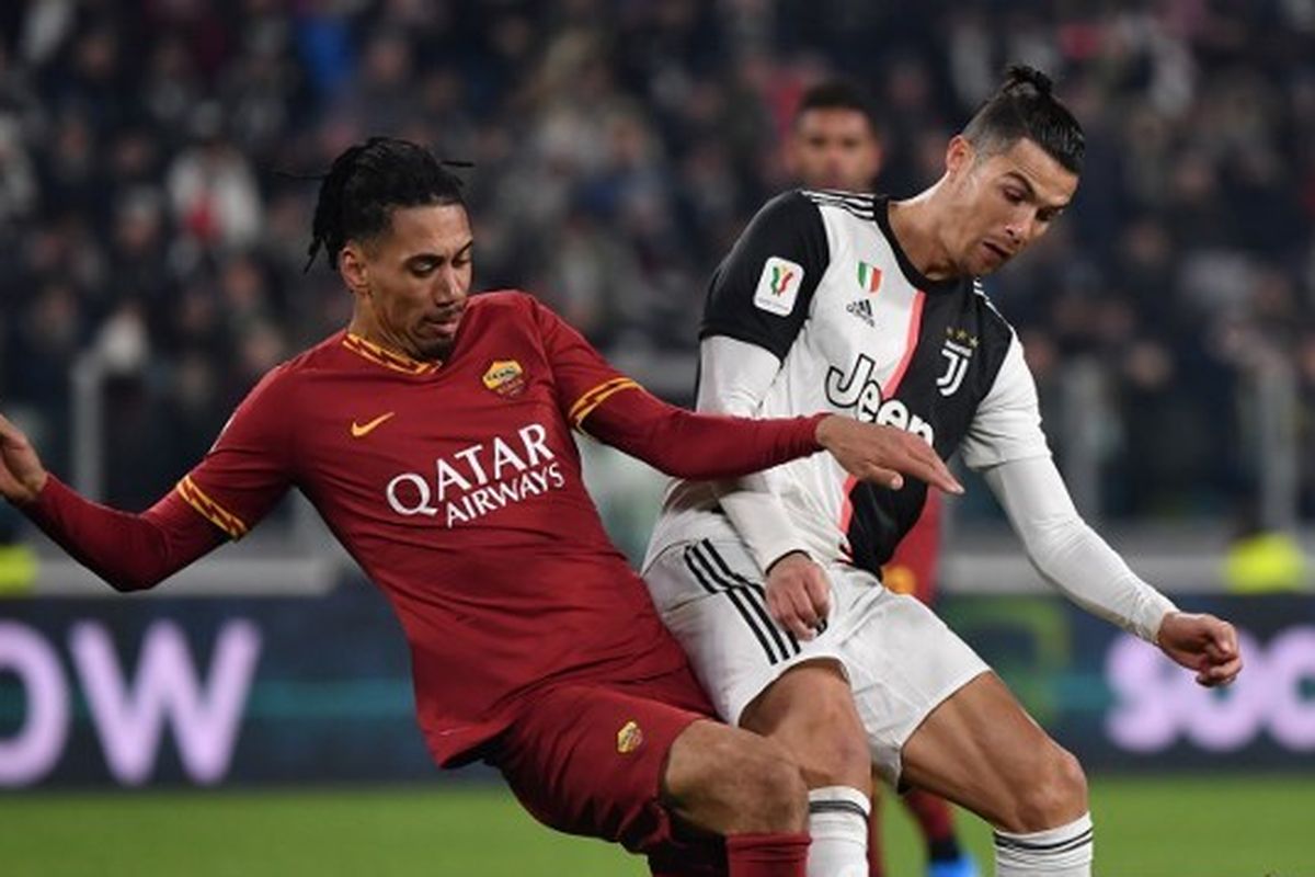 Chris Smalling (kiri) berduel dengan Cristiano Ronaldo (kanan) pada laga perempat final Coppa Italia, Kamis (23/1/2020) dini hari WIB.