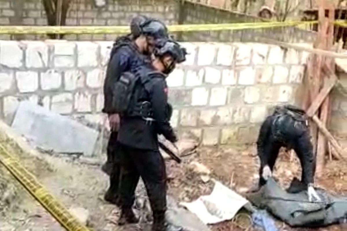 Petugas Penjinak Bom (Jibom) Gegana Brimob Polda Jatim melakukan evakuasi temuan mortir aktir di pekarangan warga Desa Padasan, Kecamatan Kerek, Kabupaten Tuban, Jawa Timur, Selasa (6/9/2022).